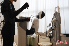 机械人“见多识广”；并说明来历：咸